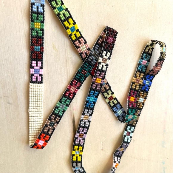 HANDMADE GLASS NECKLACE | 8-Bit Daisy Chain Small Batch Handwoven Loop Necklace - Picture 4 of 10